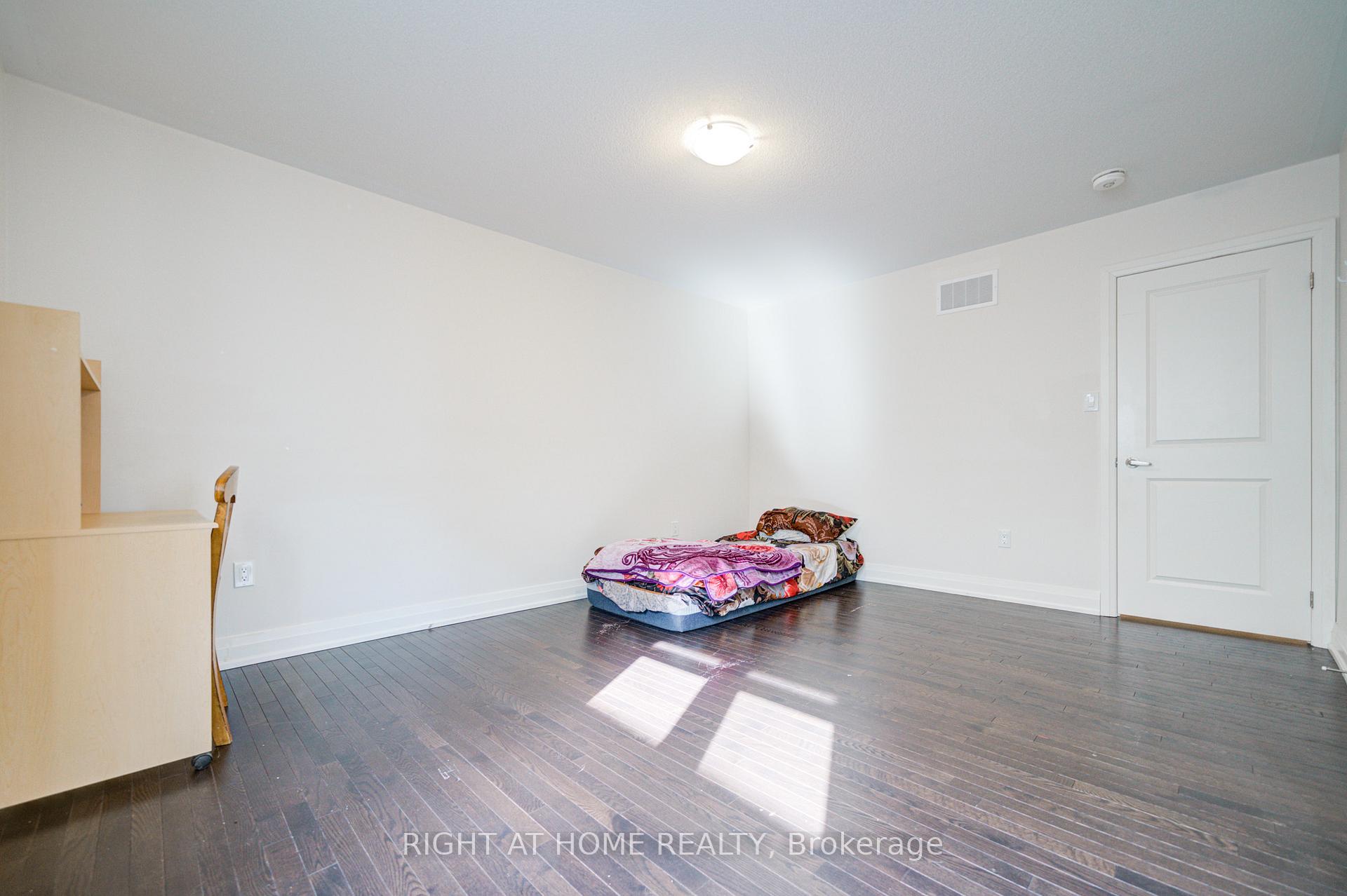 Photo 24 of 4 Hassard-Short Lane, Ajax, South East — HOMEH