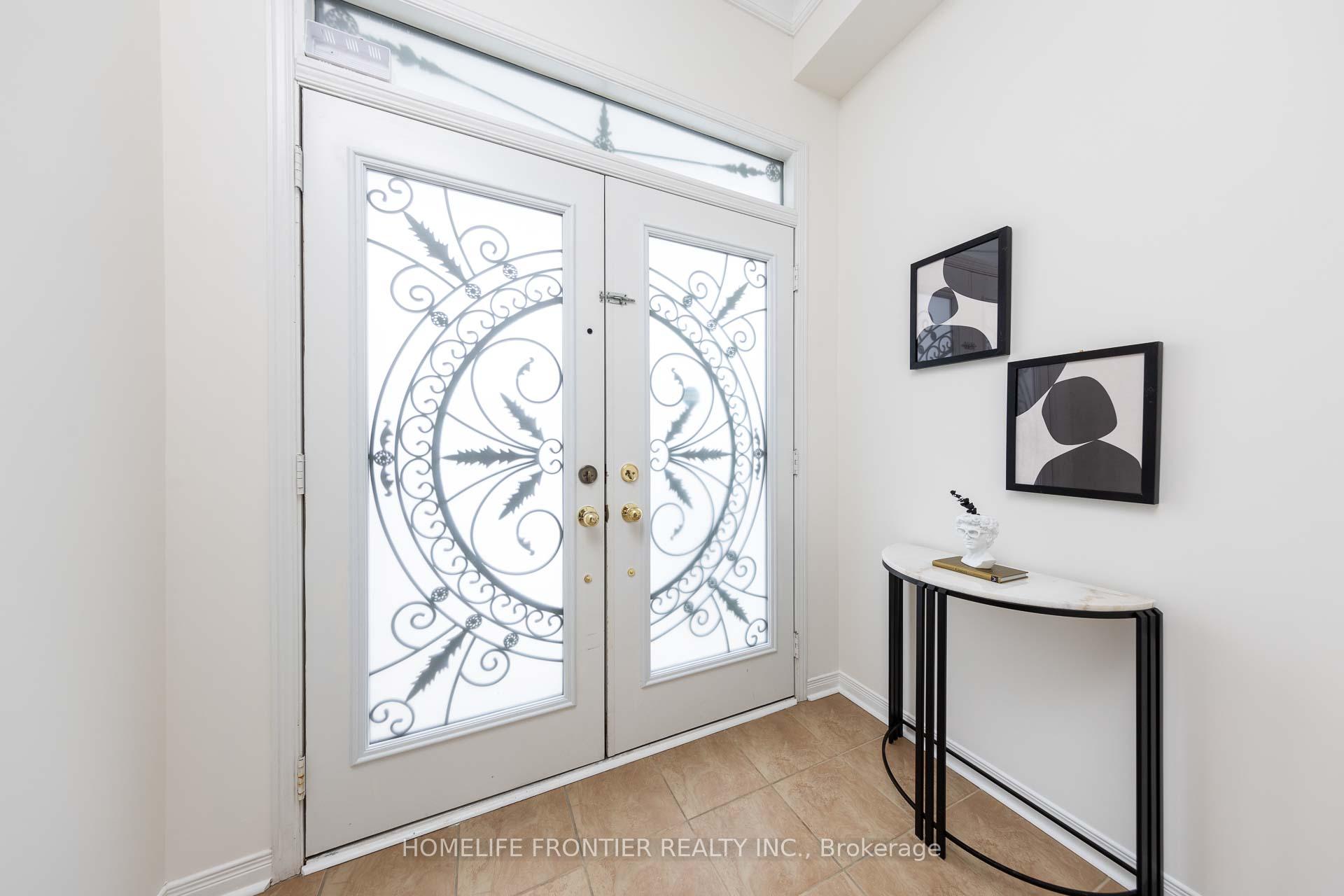 Photo 3 of 17 White Beach Crescent, Vaughan, Patterson — HOMEH