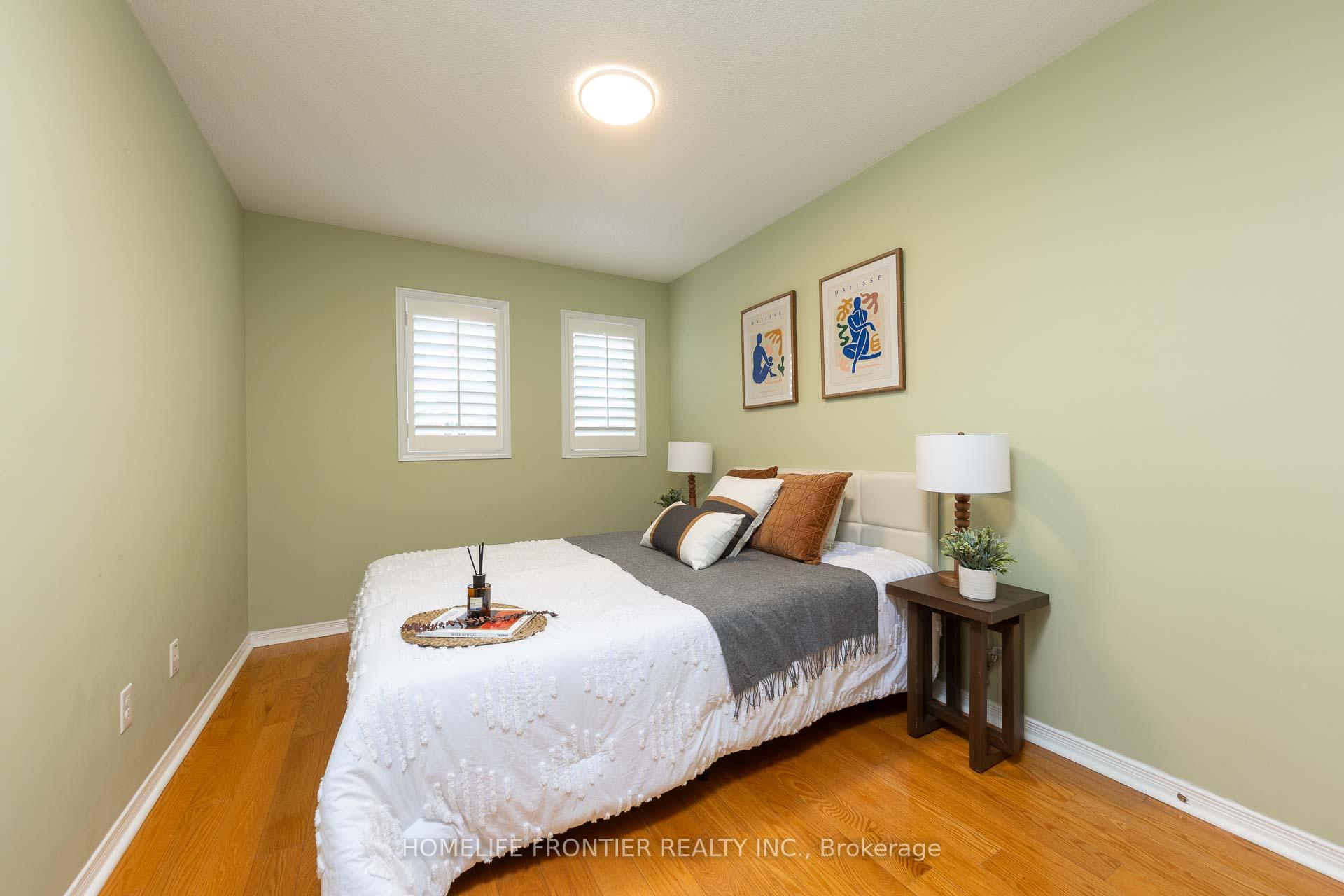 Photo 19 of 17 White Beach Crescent, Vaughan, Patterson — HOMEH