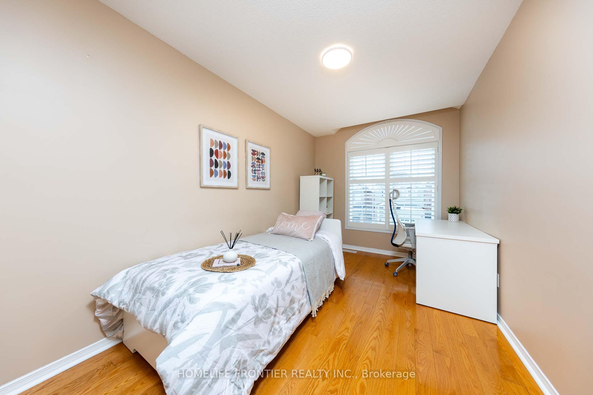 Photo 20 of 17 White Beach Crescent, Vaughan, Patterson — HOMEH
