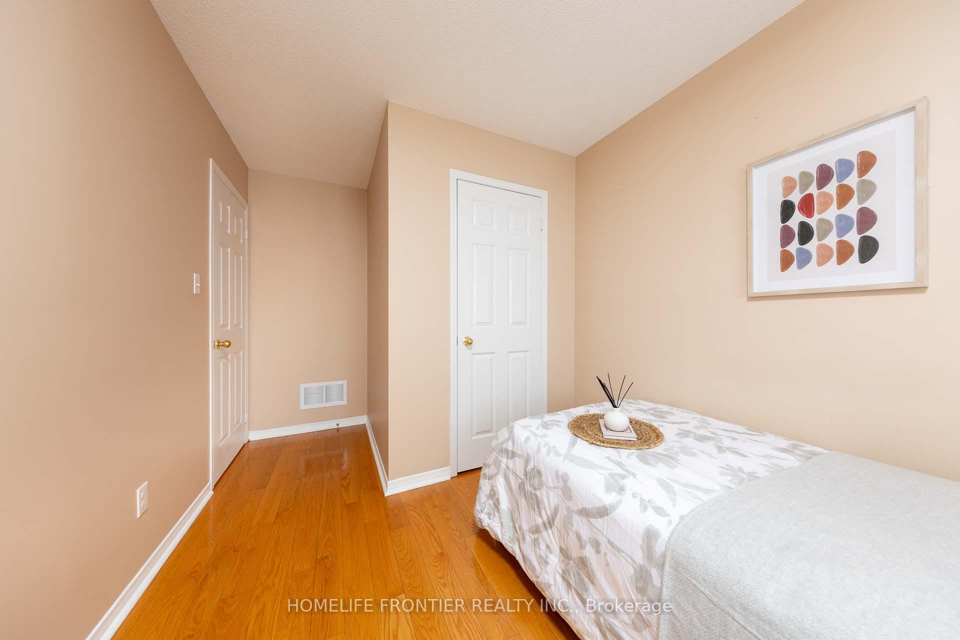 Photo 21 of 17 White Beach Crescent, Vaughan, Patterson — HOMEH