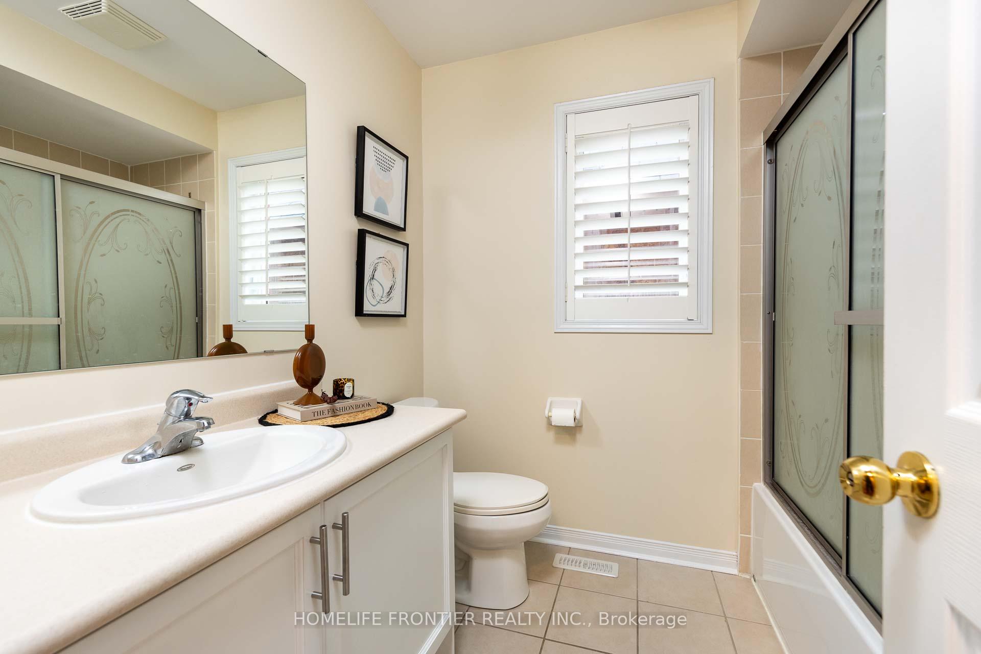 Photo 23 of 17 White Beach Crescent, Vaughan, Patterson — HOMEH