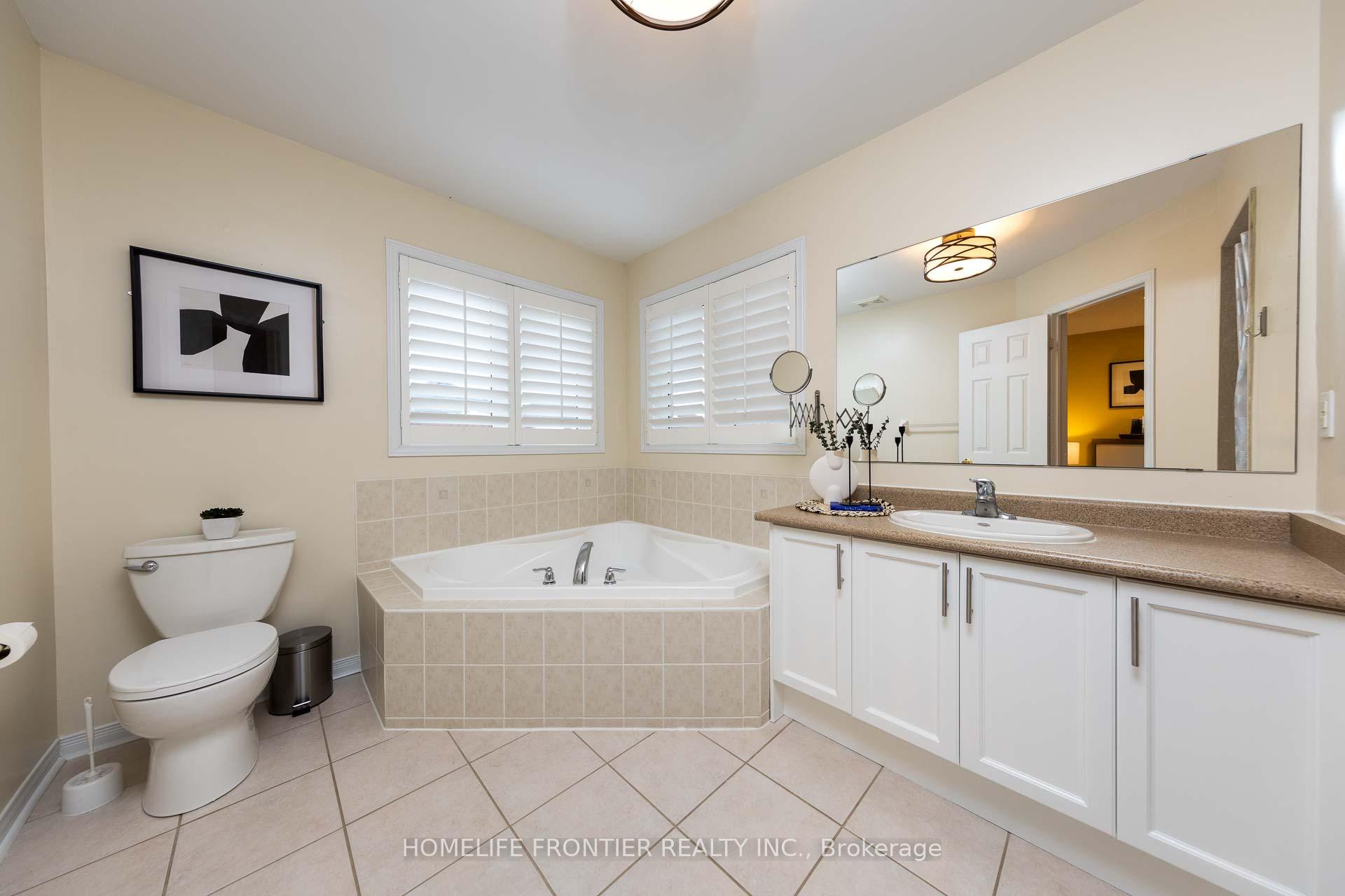 Photo 26 of 17 White Beach Crescent, Vaughan, Patterson — HOMEH
