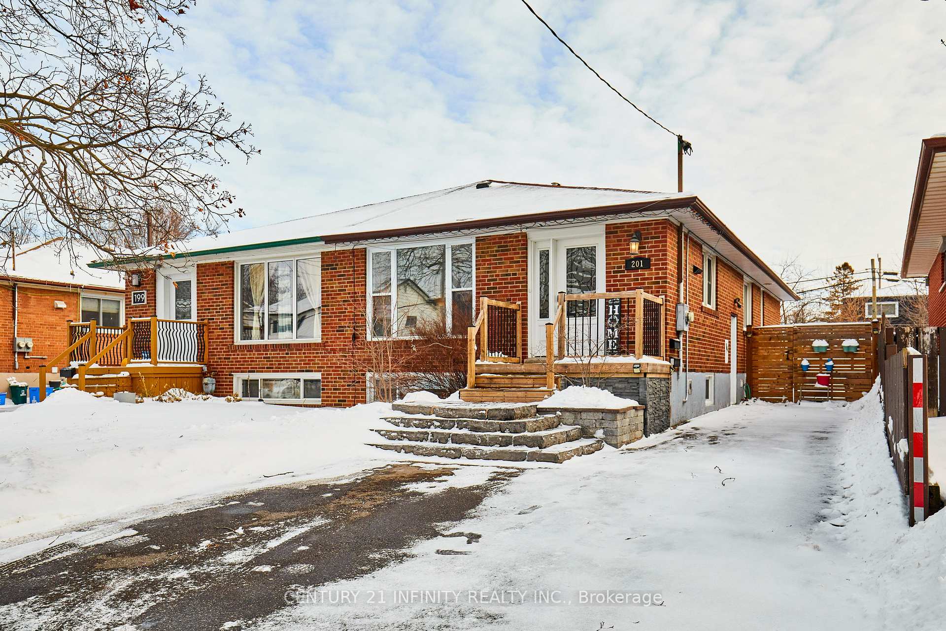 Front of 201 Waverly Street S