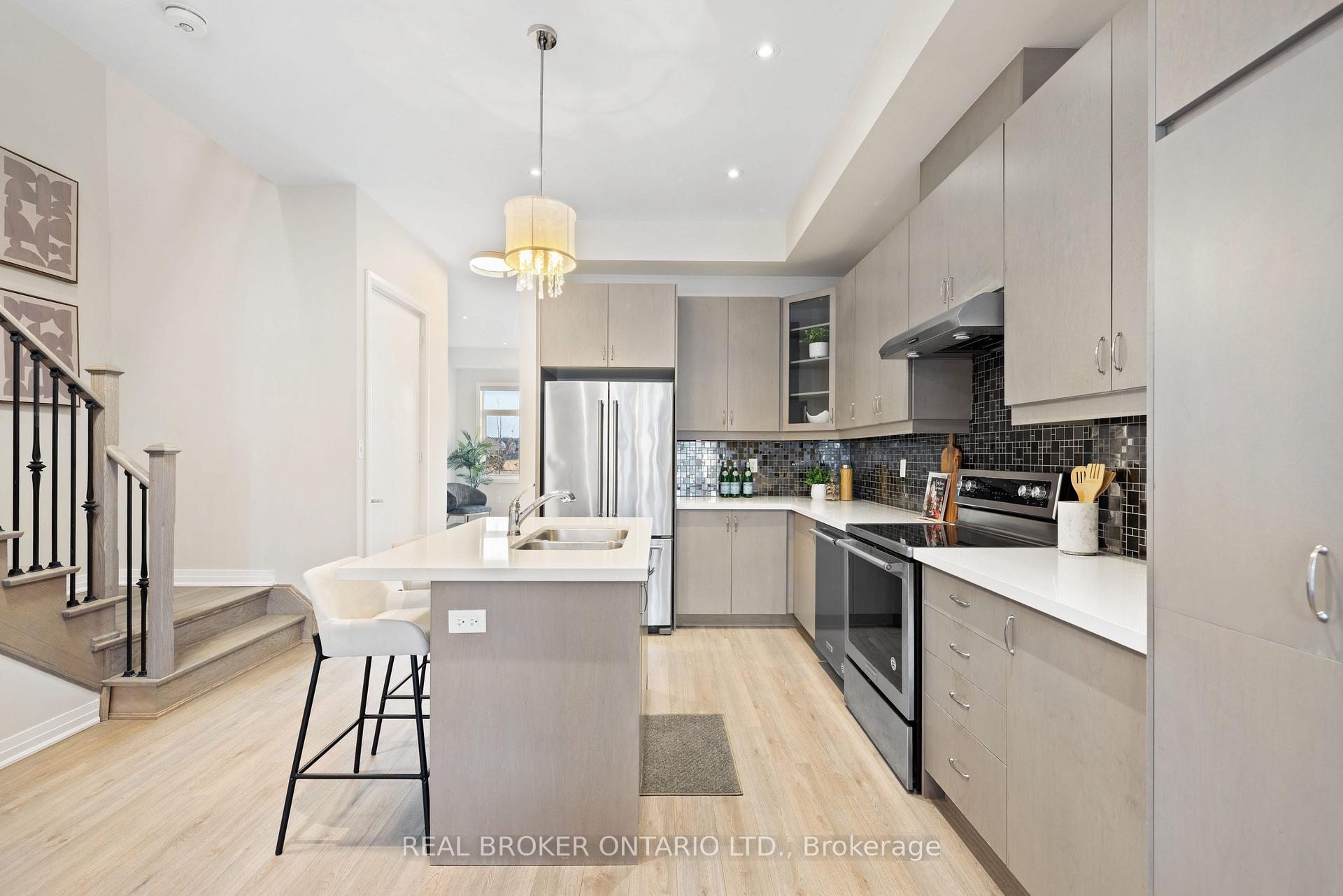 Photo 6 of 46 Arianna Crescent, Vaughan, Patterson — HOMEH