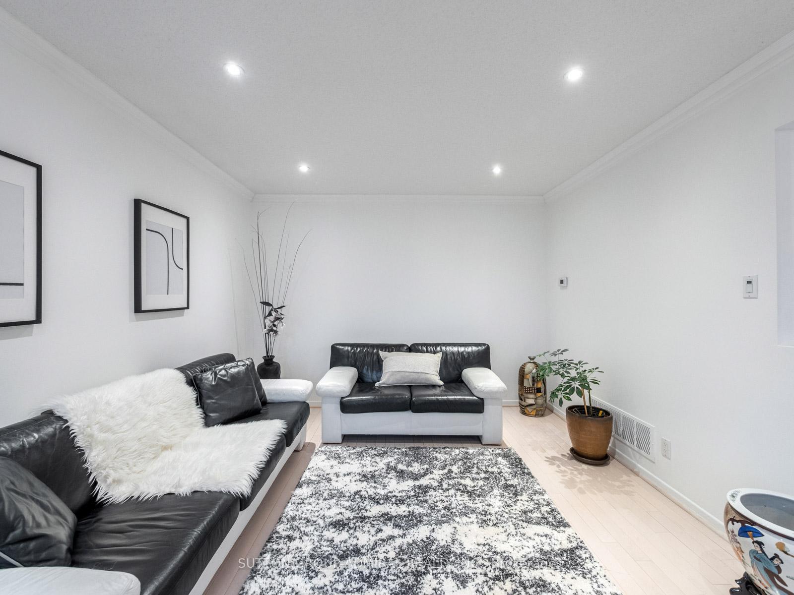 Photo 3 of 61 Ramblewood Lane, Vaughan, Brownridge — HOMEH