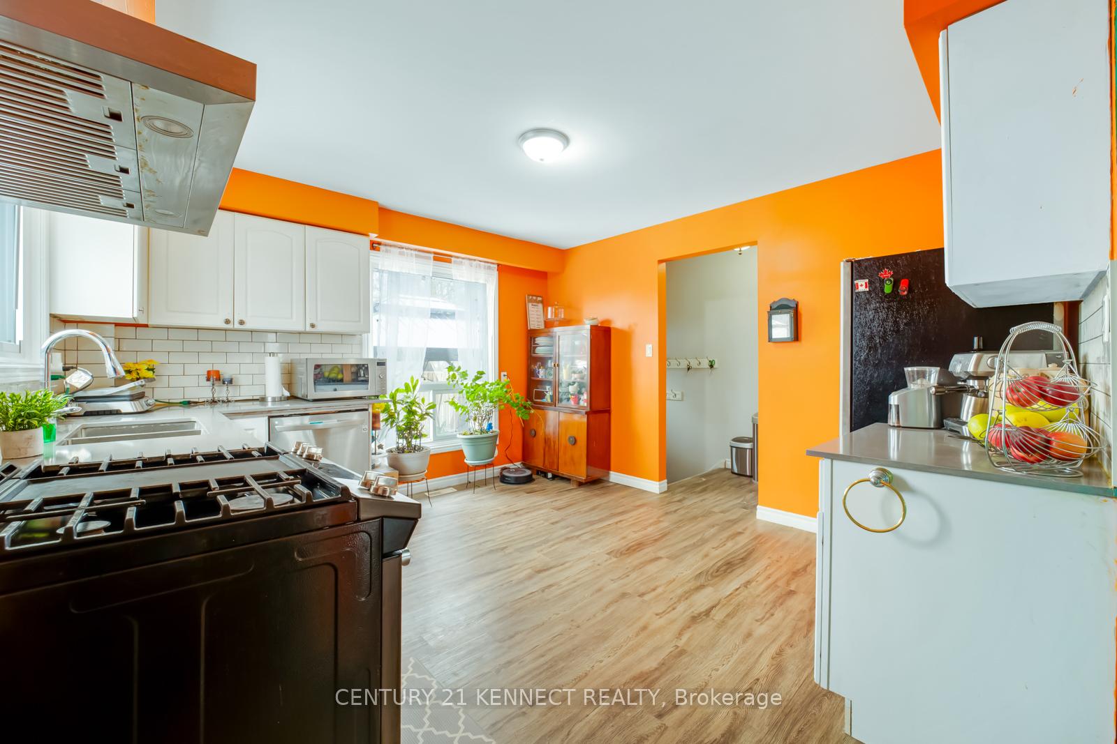 Photo 5 of 172 Waverly Street S, Oshawa, Vanier — HOMEH