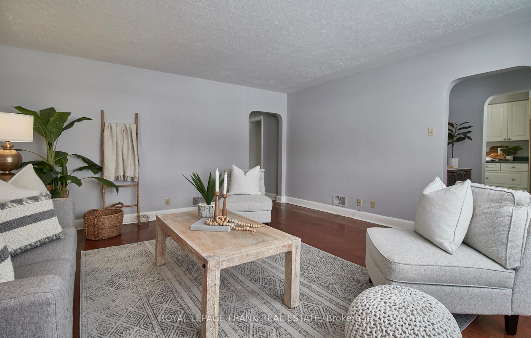 Photo 3 of 219 Greenwood Avenue, Oshawa, Vanier — HOMEH