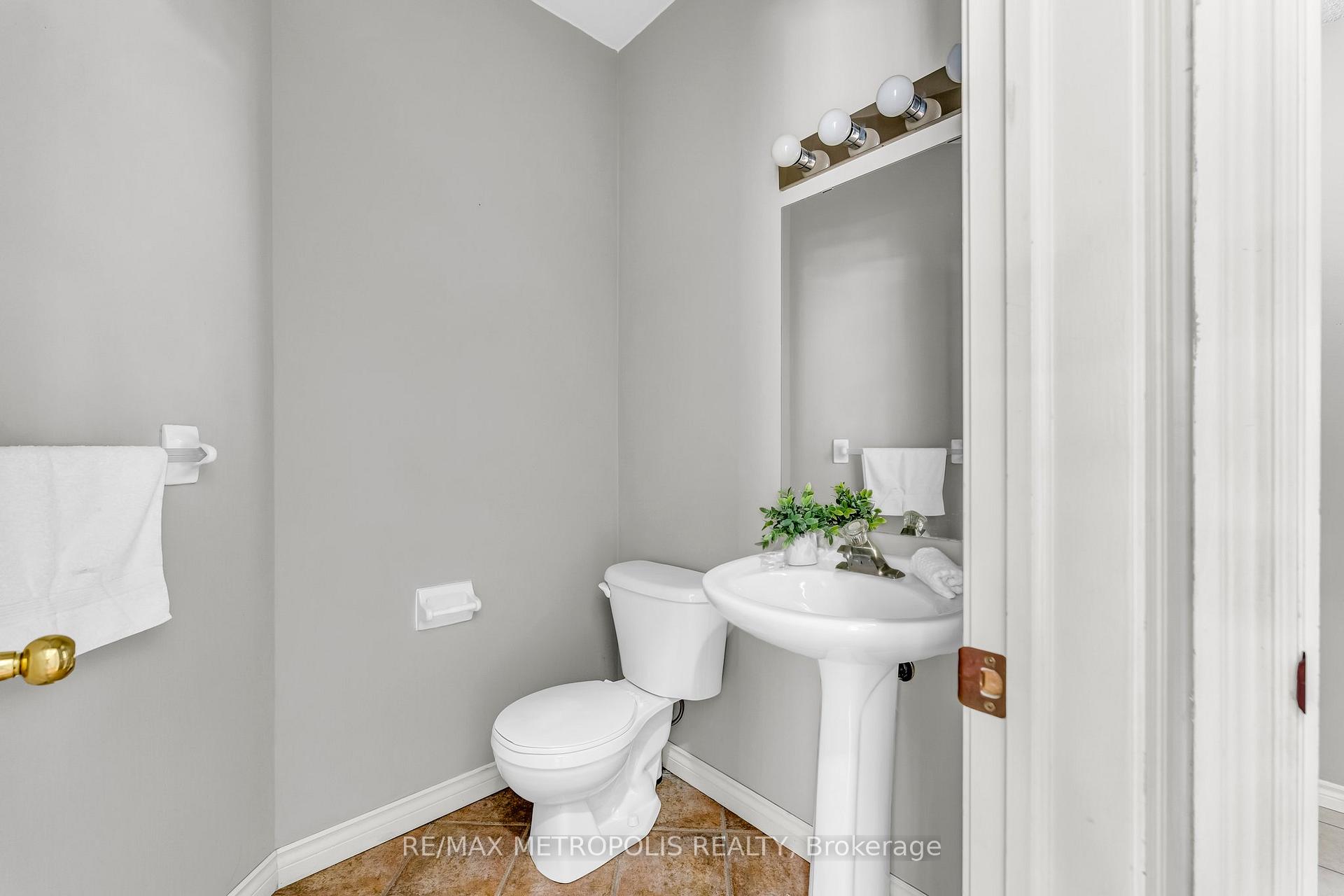 Photo 8 of 458 Meadow Street, Oshawa, Kedron — HOMEH