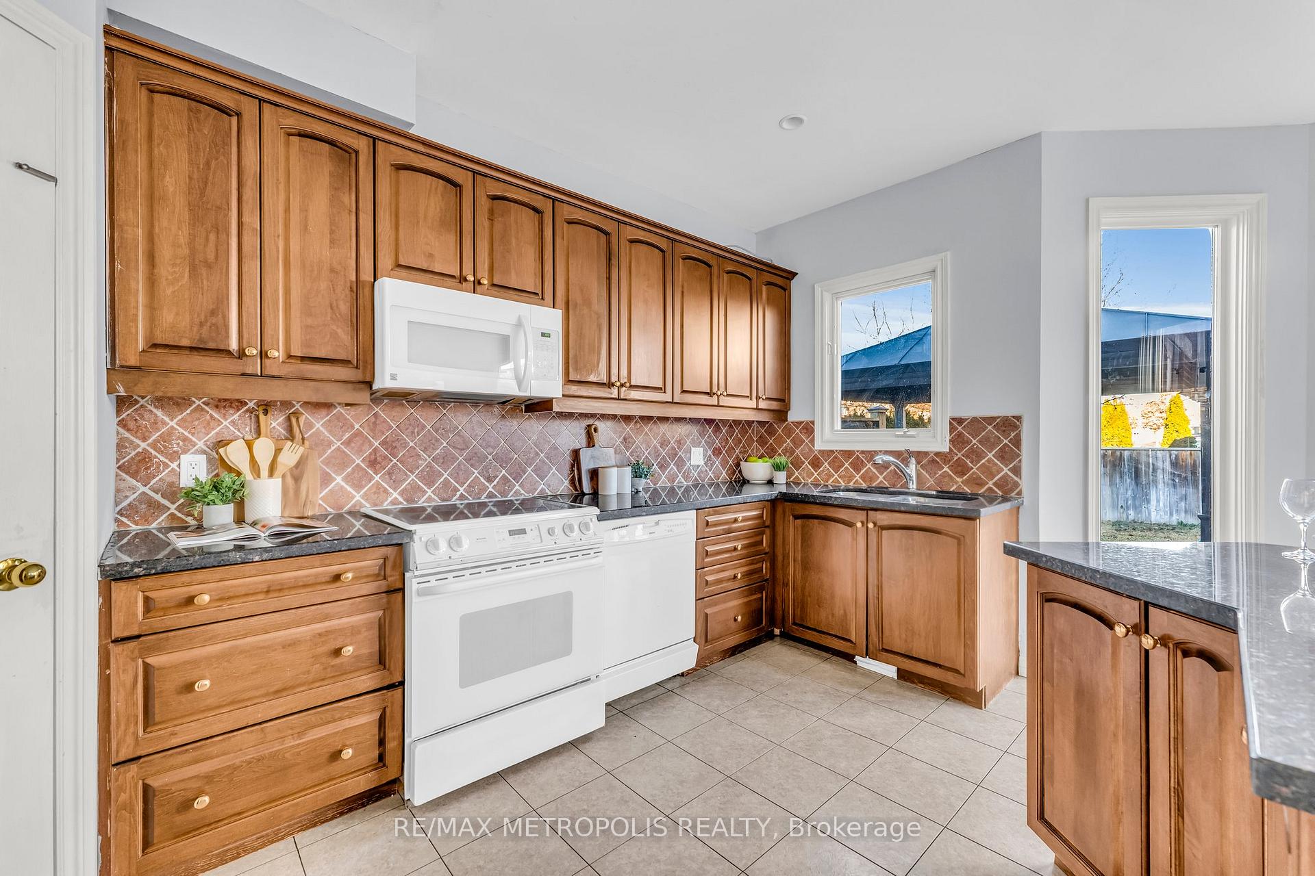 Photo 13 of 458 Meadow Street, Oshawa, Kedron — HOMEH