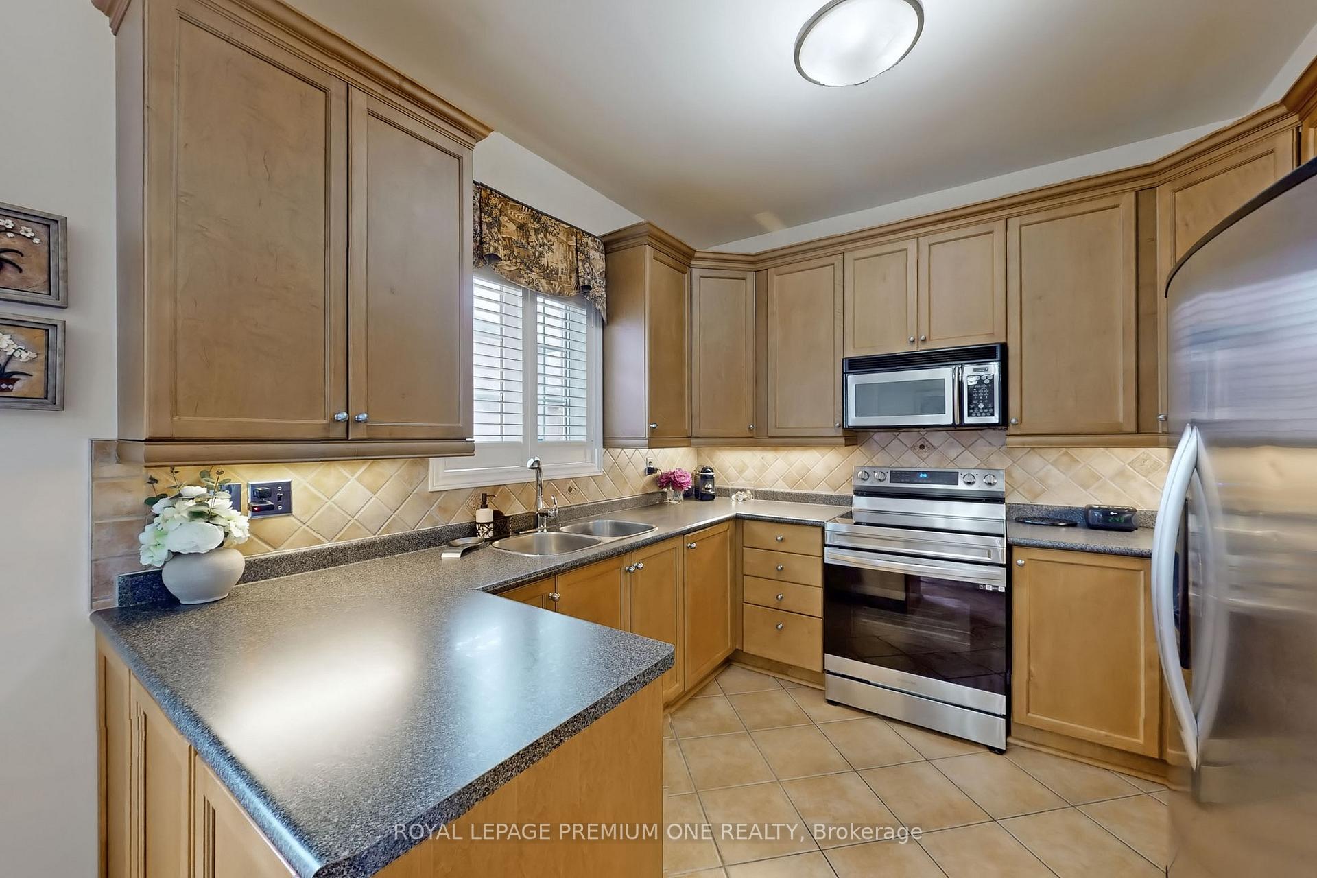 Photo 17 of 132 Cormorant Crescent S, Vaughan, Vellore Village — HOMEH
