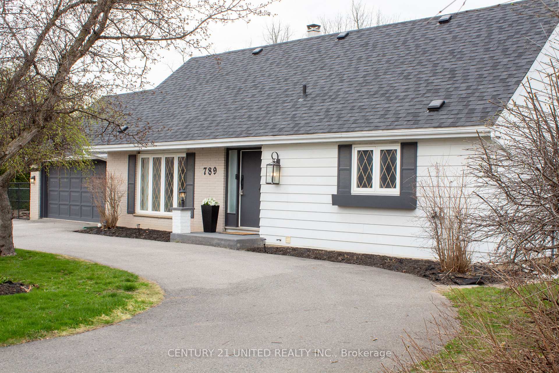 Photo 2 of 789 Parkhill Road W, Peterborough, Monaghan Ward 2 — HOMEH