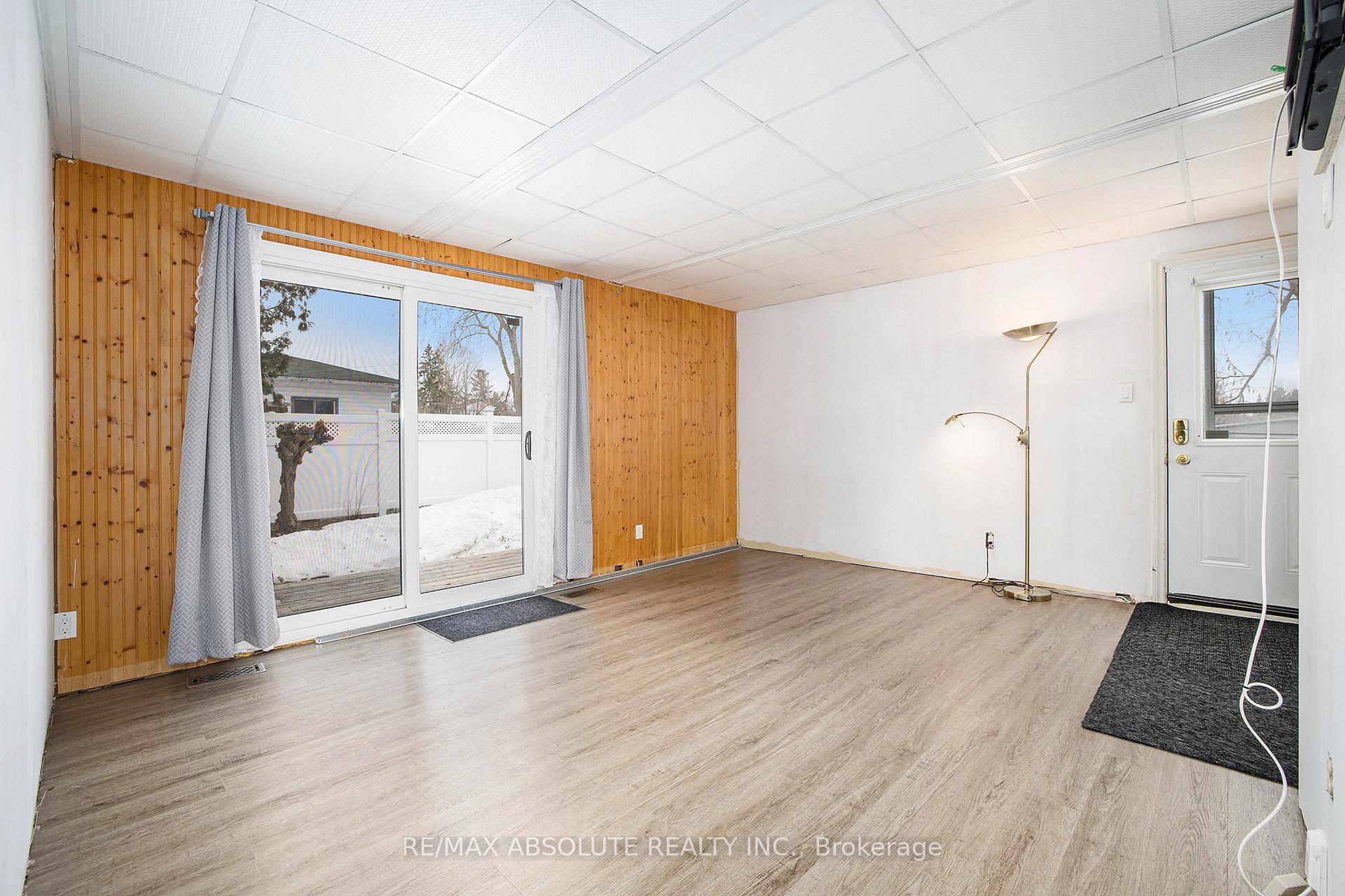 Photo 11 of 102 Hugh Street S, Arnprior — HOMEH