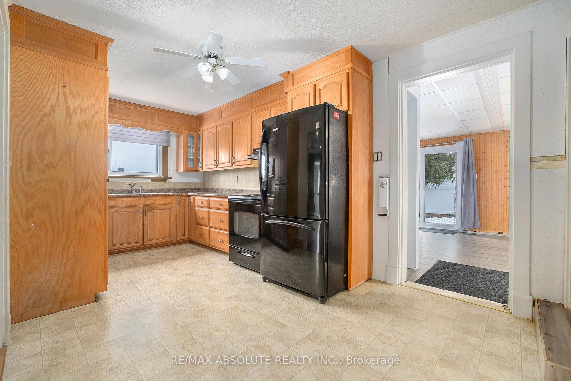 Photo 5 of 102 Hugh Street S, Arnprior — HOMEH