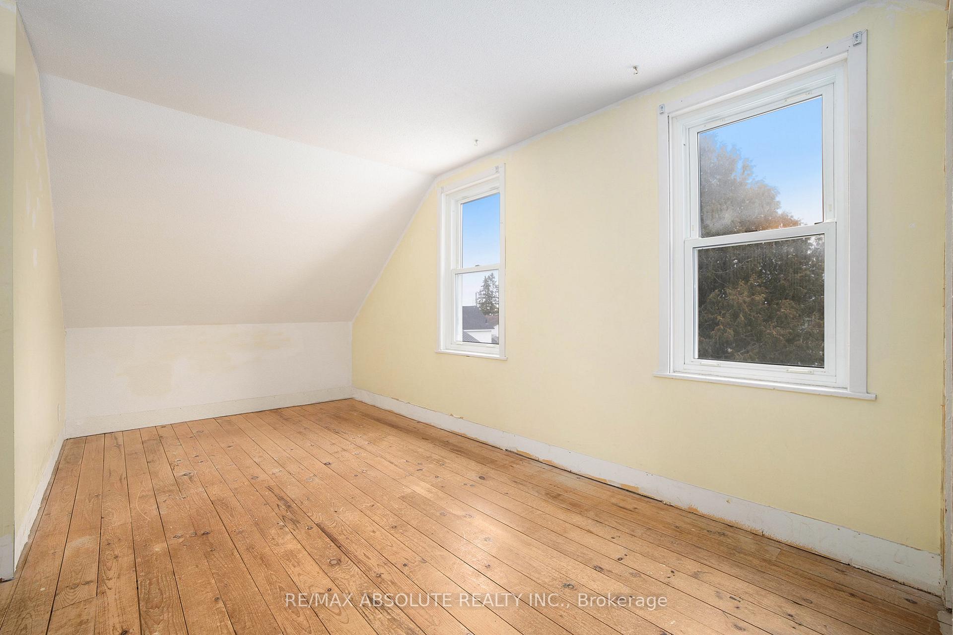 Photo 10 of 102 Hugh Street S, Arnprior — HOMEH