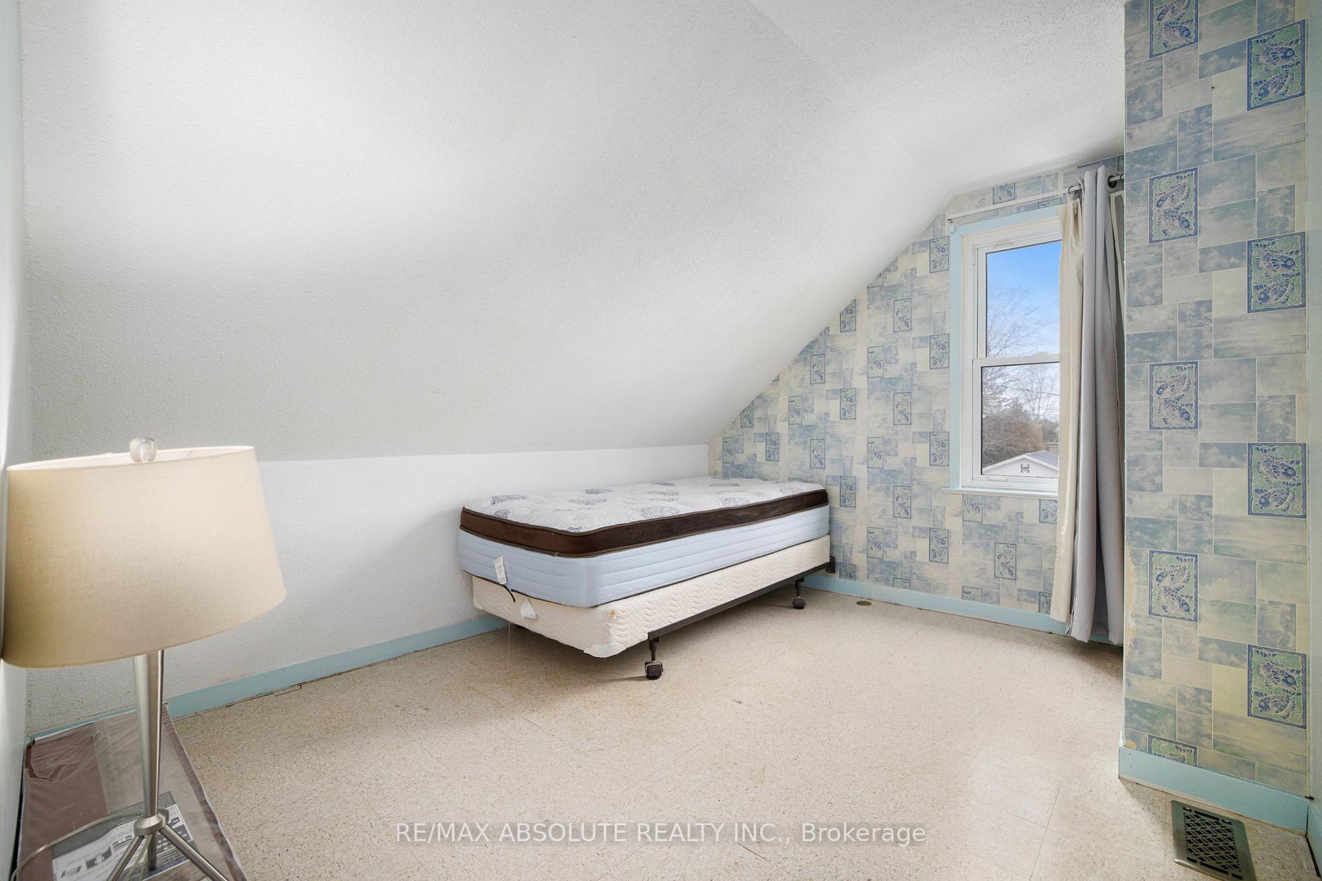 Photo 13 of 102 Hugh Street S, Arnprior — HOMEH