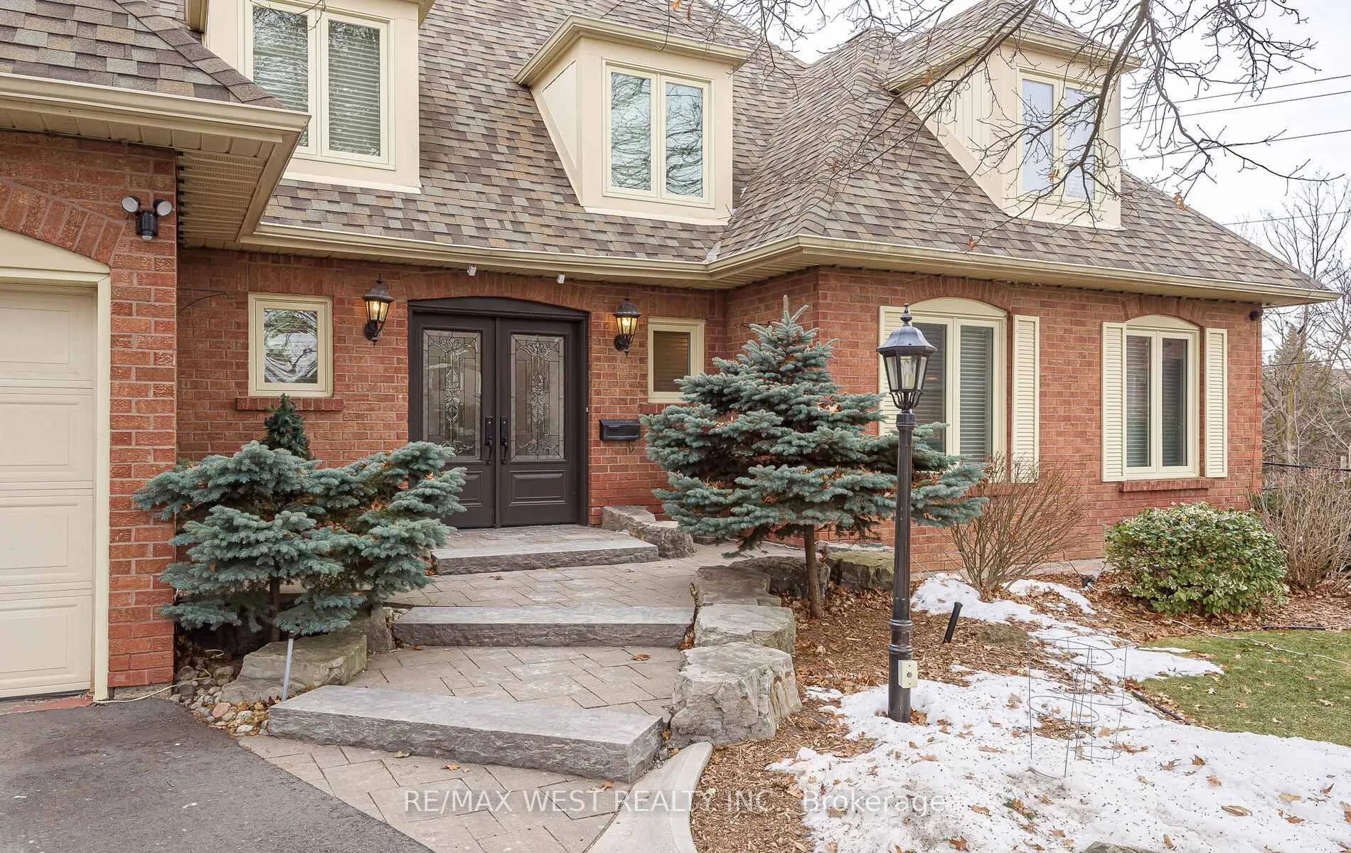 Photo 3 of 8 Oakridge Court, Brampton, Heart Lake West — HOMEH