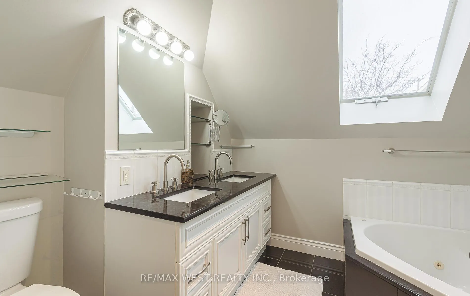 Photo 26 of 8 Oakridge Court, Brampton, Heart Lake West — HOMEH