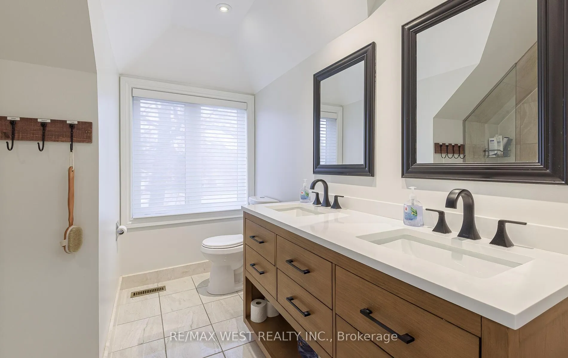 Photo 29 of 8 Oakridge Court, Brampton, Heart Lake West — HOMEH