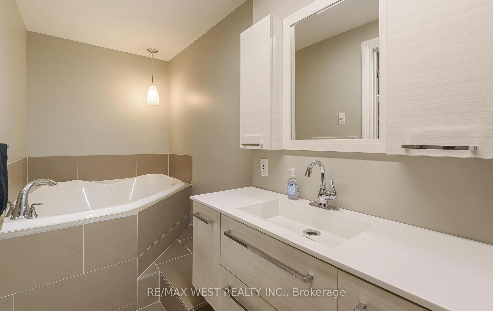 Photo 44 of 8 Oakridge Court, Brampton, Heart Lake West — HOMEH