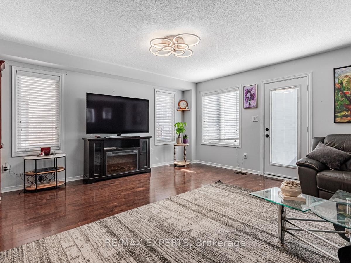 Photo 9 of 55 Coranto Way, Vaughan, Vellore Village — HOMEH