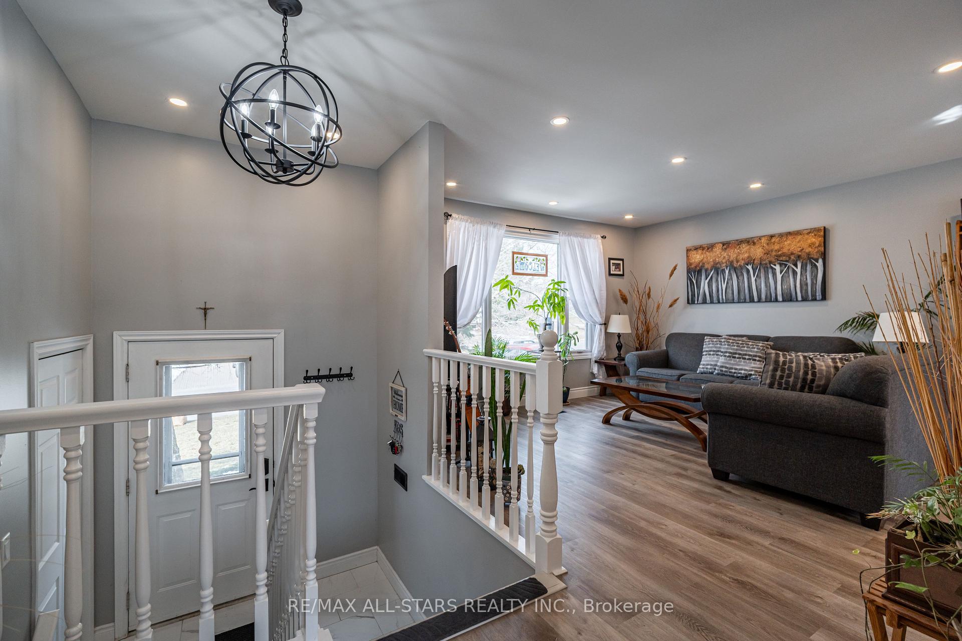 Photo 3 of 2431 Mountland Drive, Peterborough, Monaghan Ward 2 — HOMEH