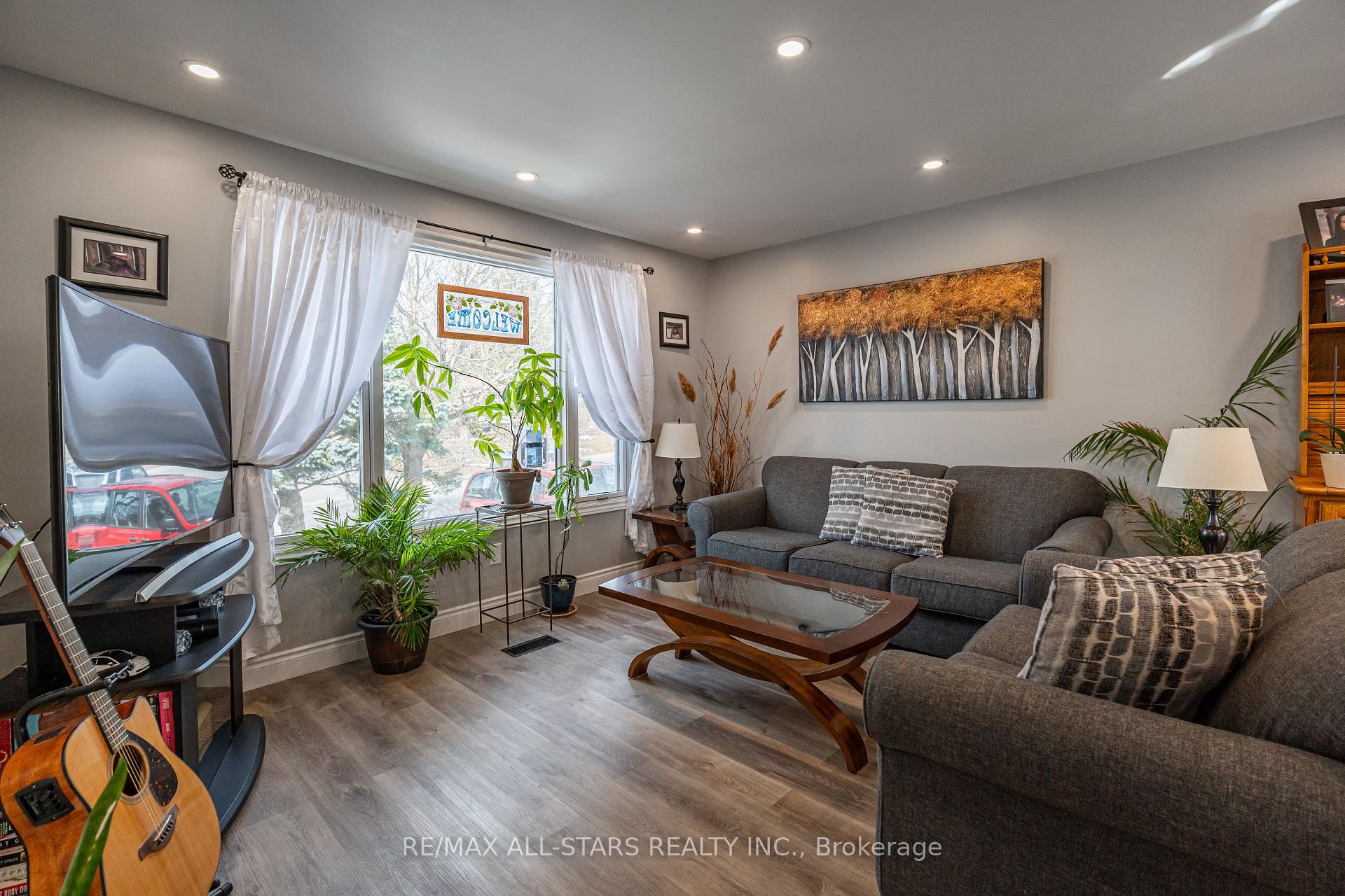 Photo 5 of 2431 Mountland Drive, Peterborough, Monaghan Ward 2 — HOMEH
