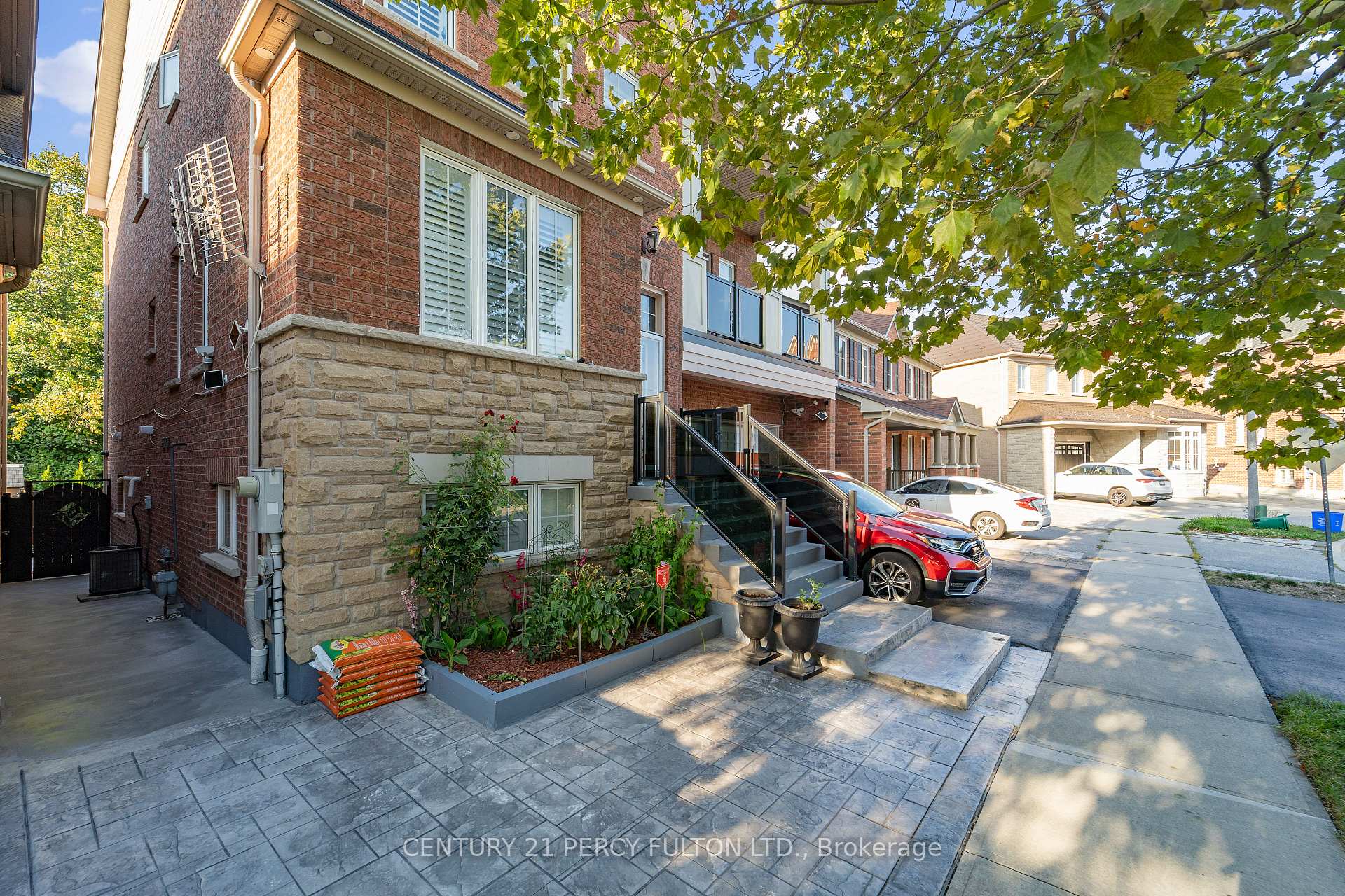 Photo 2 of 16 Brandwood Square, Ajax, Northeast Ajax — HOMEH