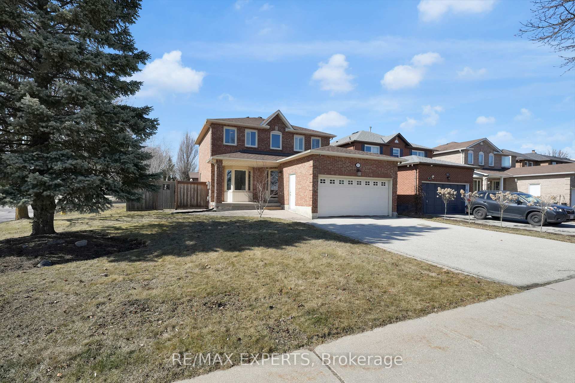 Photo 2 of 571 Barrhill Road, Vaughan, Maple — HOMEH