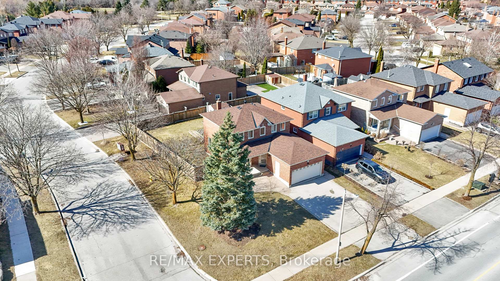 Photo 3 of 571 Barrhill Road, Vaughan, Maple — HOMEH