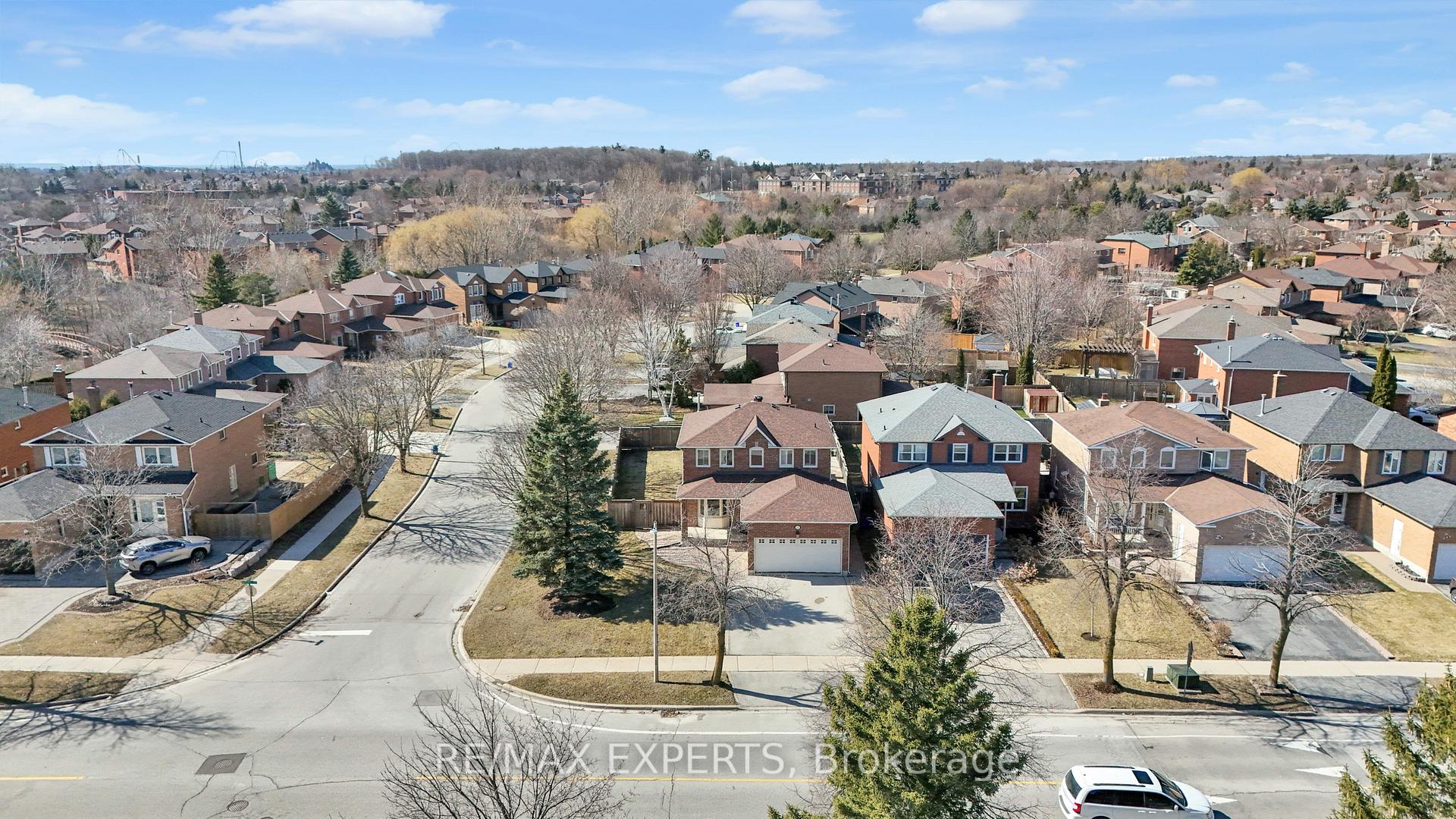 Photo 4 of 571 Barrhill Road, Vaughan, Maple — HOMEH