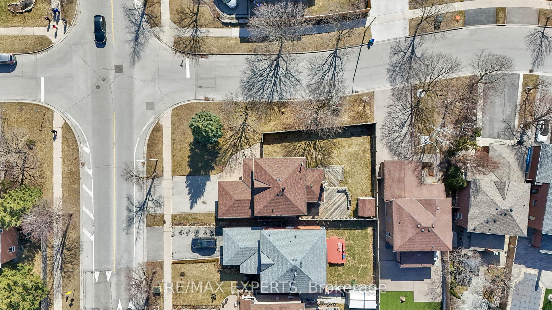 Photo 5 of 571 Barrhill Road, Vaughan, Maple — HOMEH