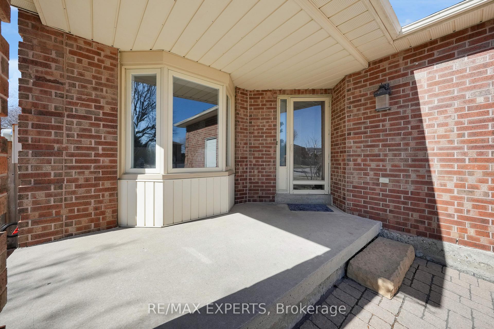 Photo 6 of 571 Barrhill Road, Vaughan, Maple — HOMEH