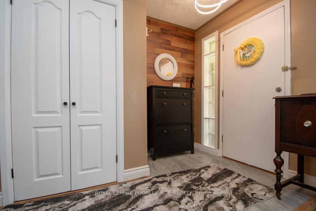Photo 3 of 1060 Glendale Drive, Peterborough, Northcrest Ward 5 — HOMEH