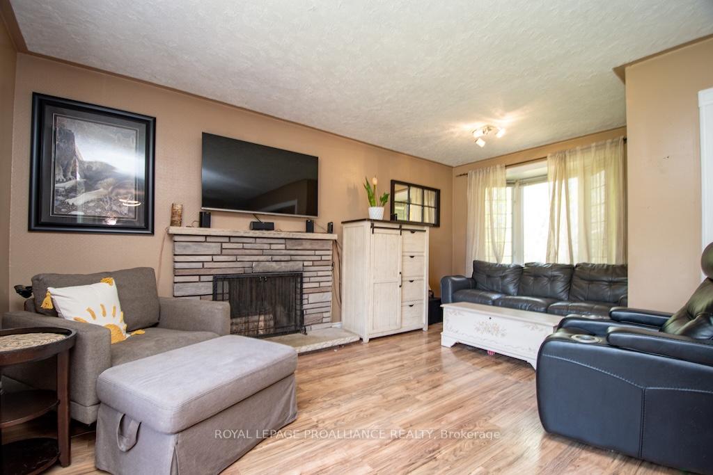 Photo 4 of 1060 Glendale Drive, Peterborough, Northcrest Ward 5 — HOMEH