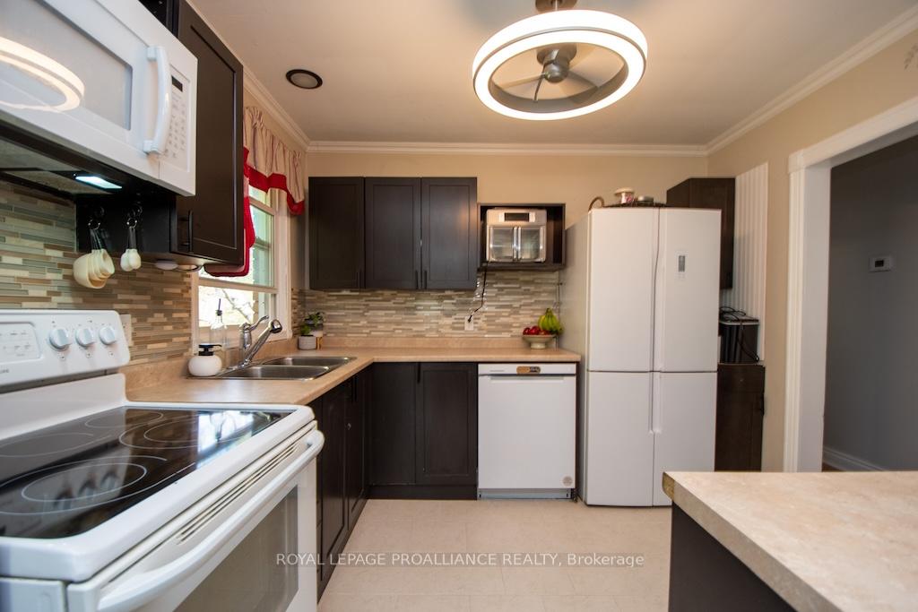 Photo 6 of 1060 Glendale Drive, Peterborough, Northcrest Ward 5 — HOMEH