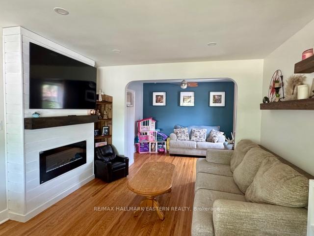Photo 2 of 1110 Hayes Street, Peterborough, Otonabee Ward 1 — HOMEH