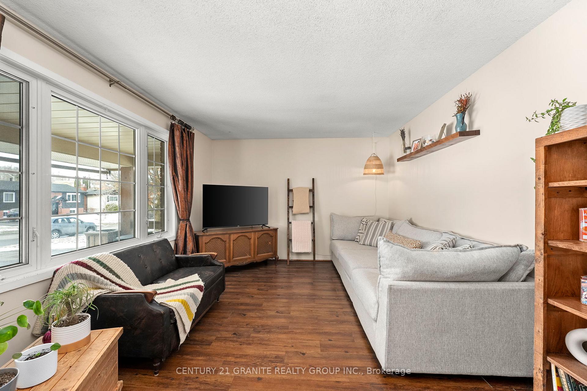 Photo 2 of 1767 Redwood Drive, Peterborough, Monaghan Ward 2 — HOMEH