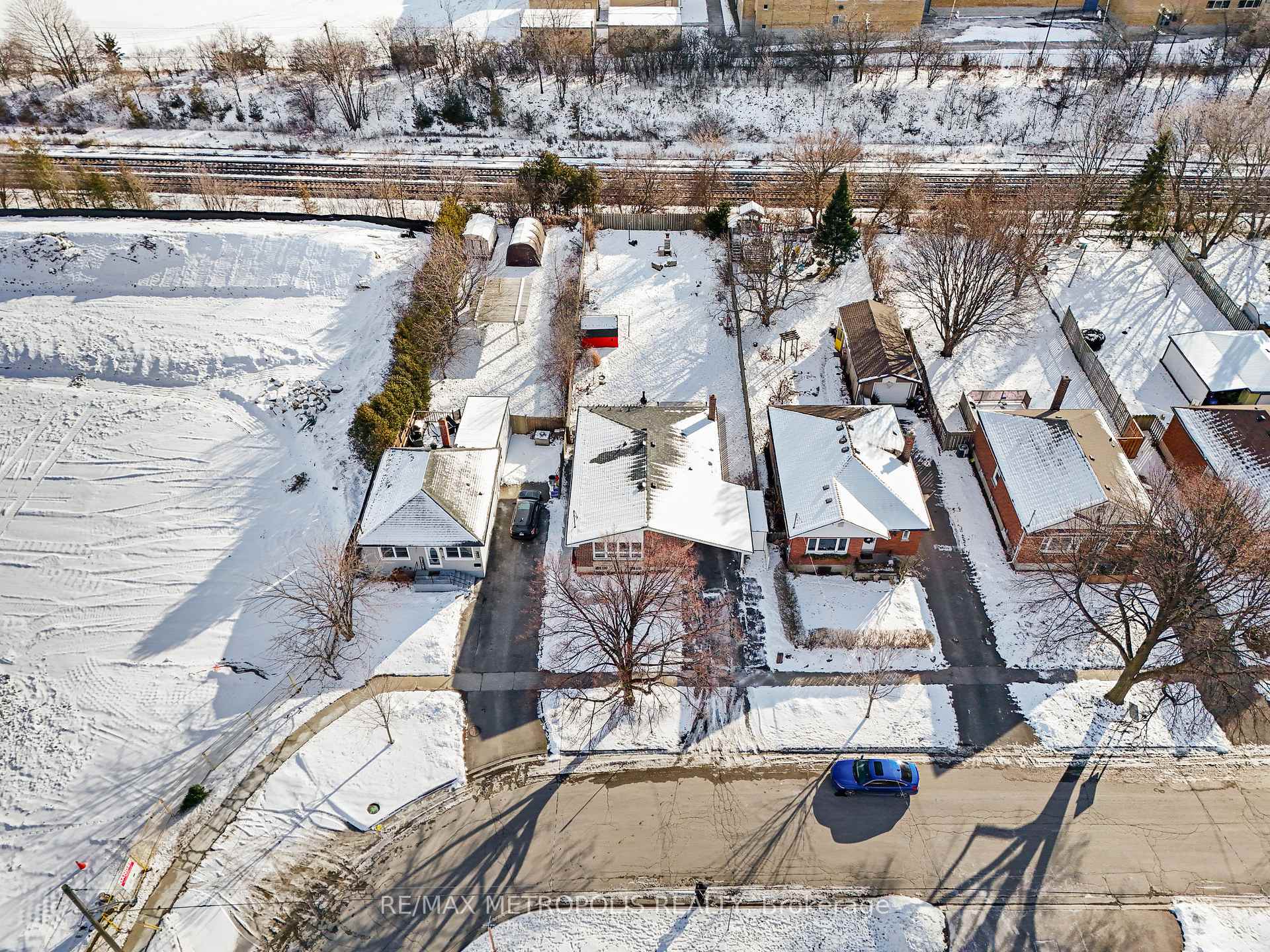 Photo 4 of 327 Ballard Street, Oshawa, Lakeview — HOMEH