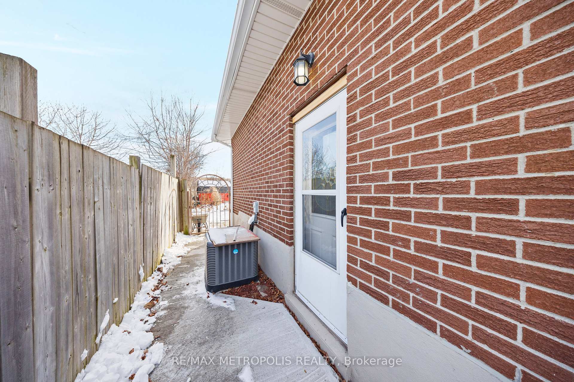 Photo 15 of 327 Ballard Street, Oshawa, Lakeview — HOMEH