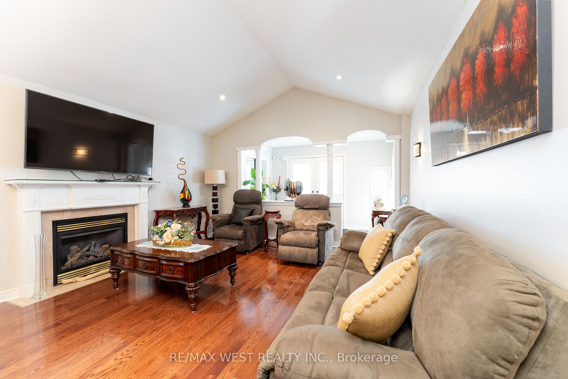 Photo 5 of 38 Napiermews Drive, Ajax, Northwest Ajax — HOMEH