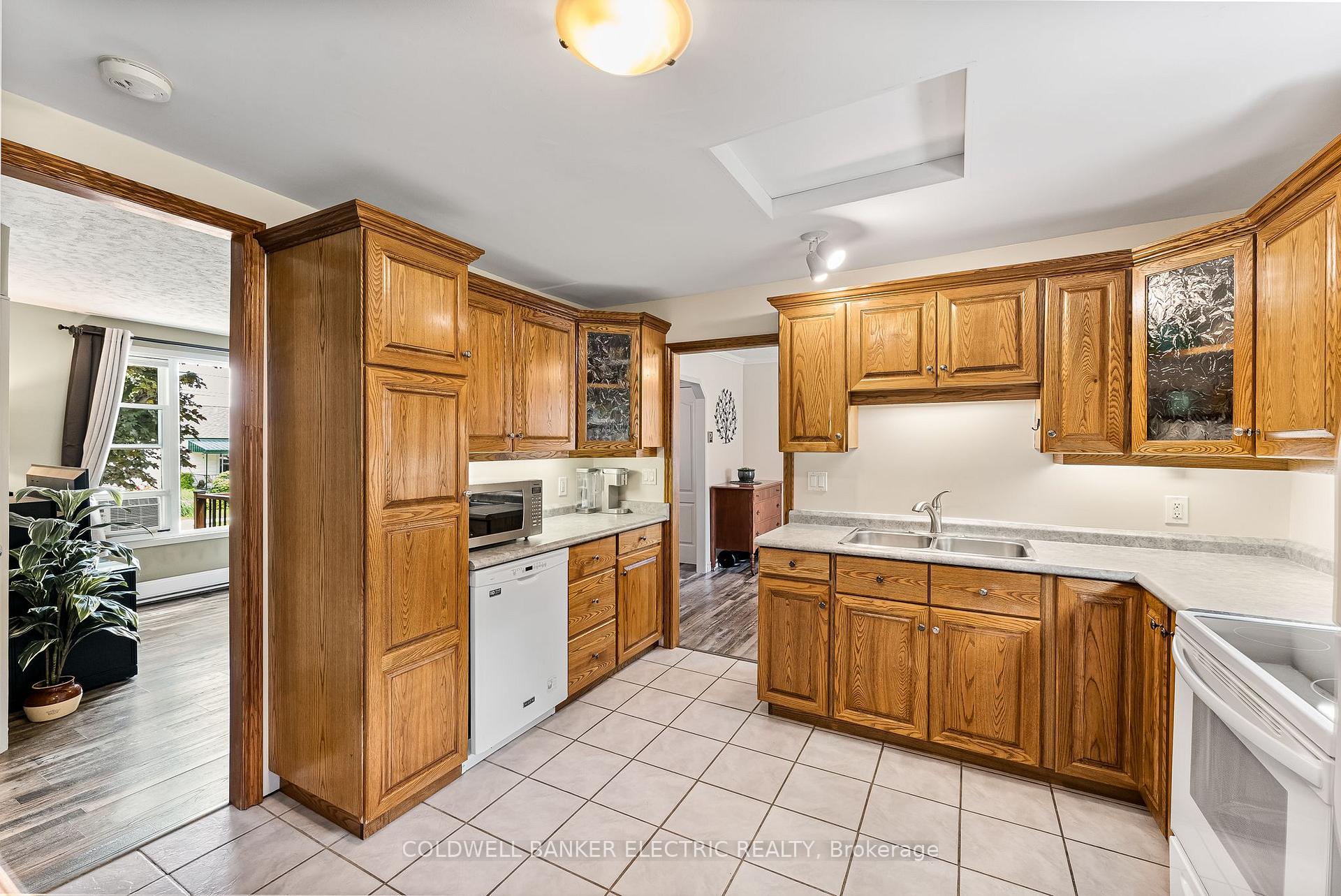 Photo 13 of 635 Park Street N, Peterborough, Northcrest Ward 5 — HOMEH
