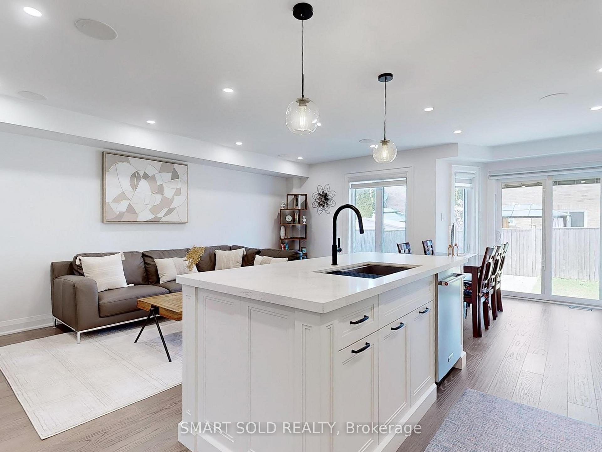 Photo 3 of 51 Cassia Crescent, Vaughan, Maple — HOMEH