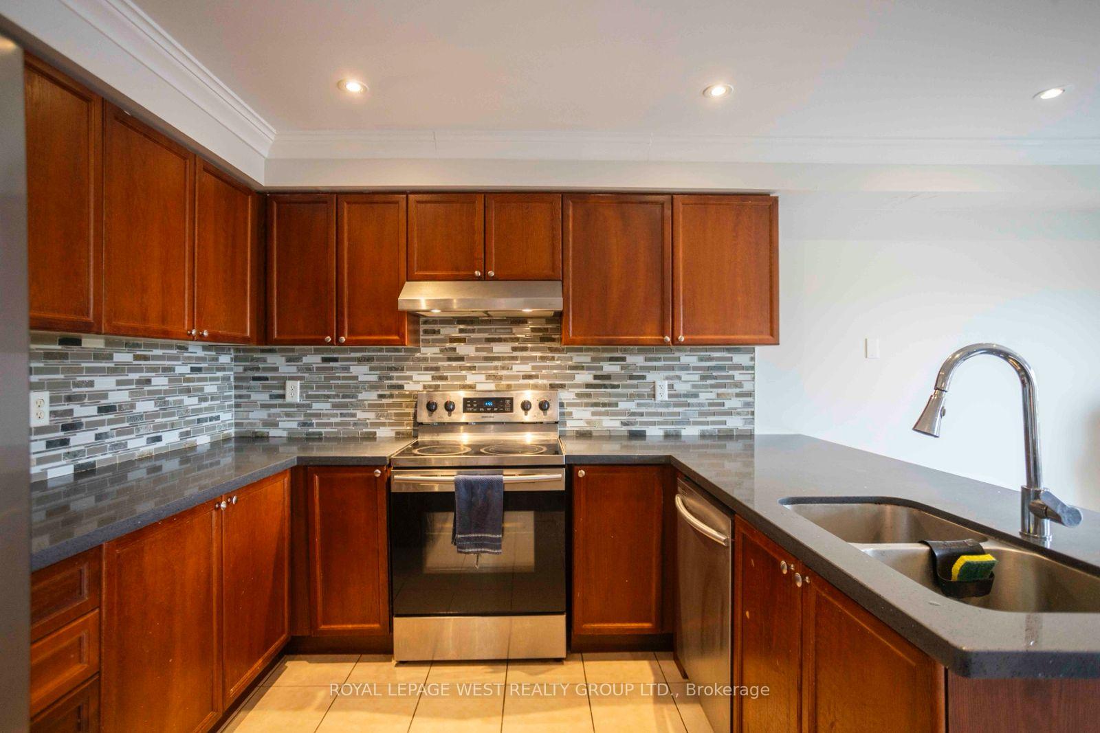 Photo 4 of 1532 Sarasota Crescent, Oshawa, Samac — HOMEH
