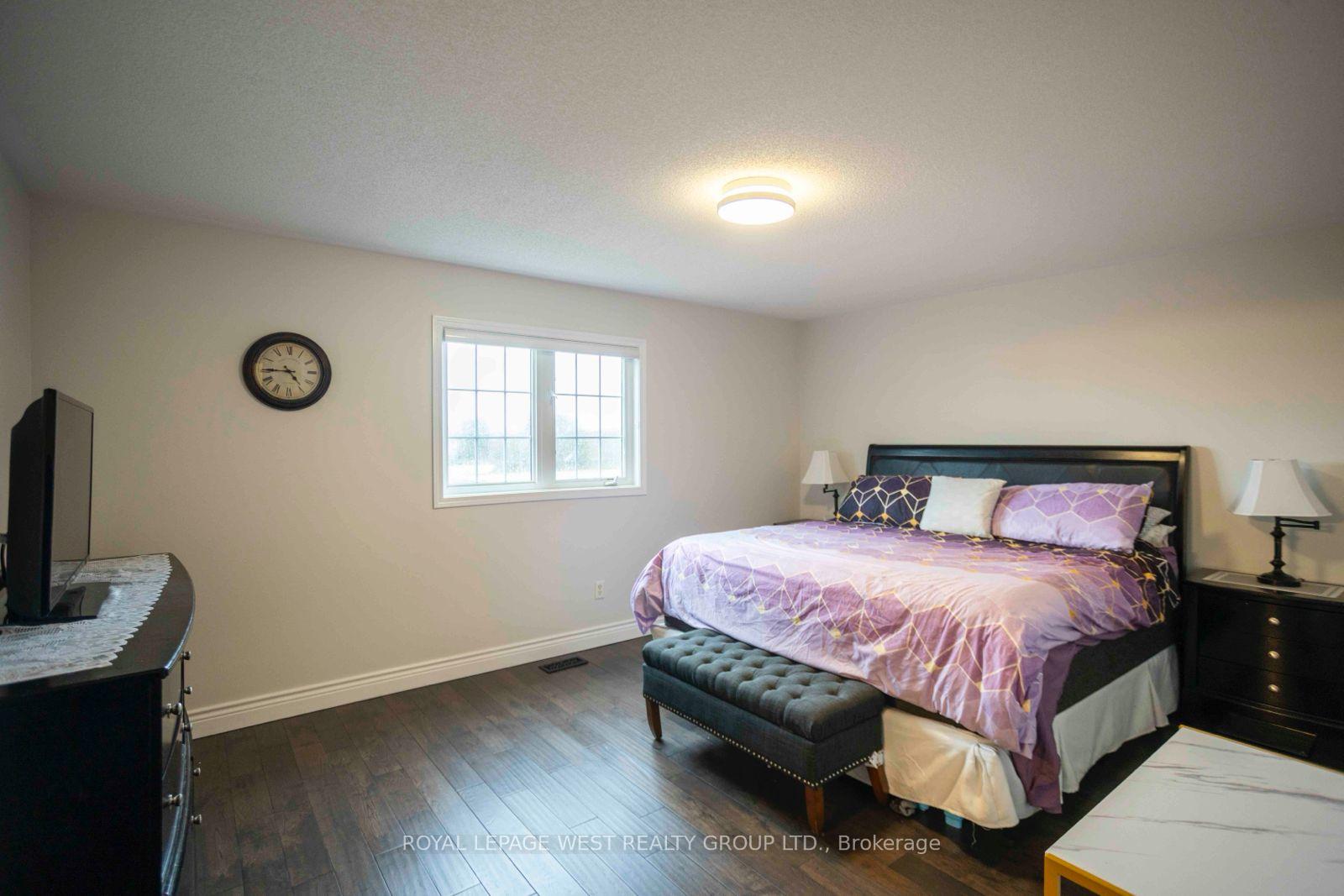 Photo 8 of 1532 Sarasota Crescent, Oshawa, Samac — HOMEH
