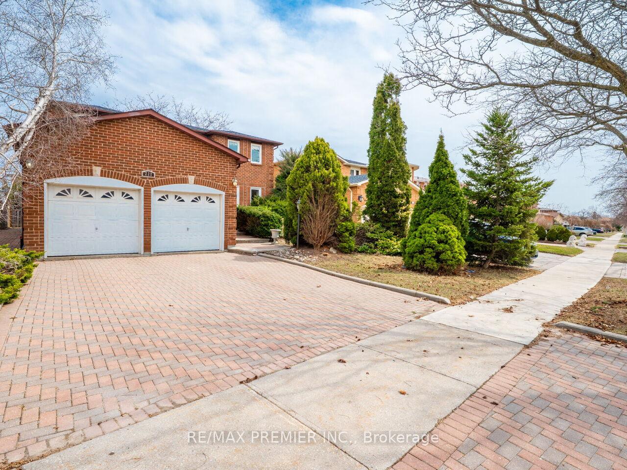 Photo 2 of 222 Barrhill Road, Vaughan, Maple — HOMEH