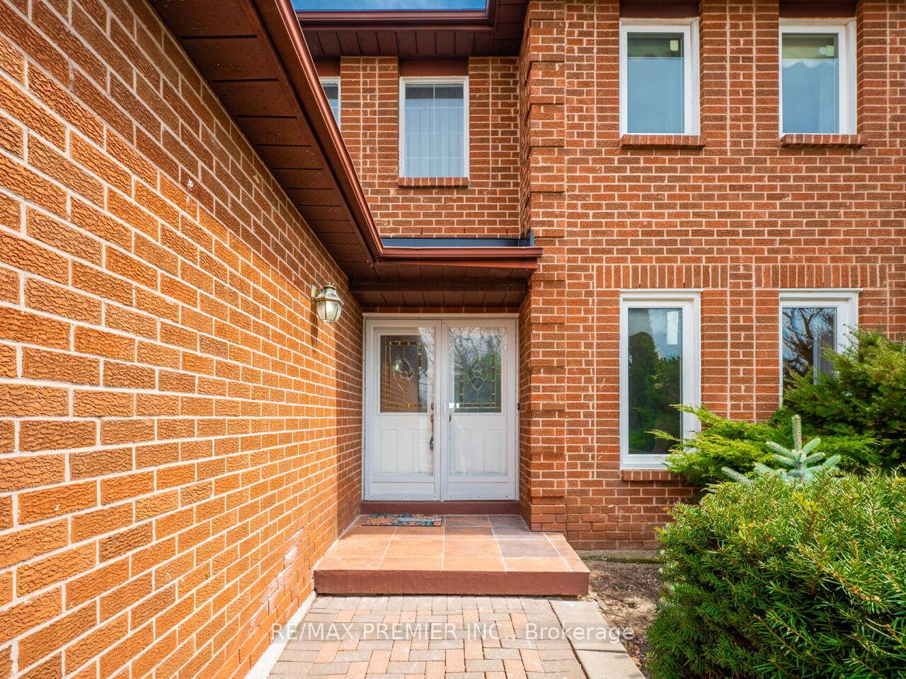 Photo 3 of 222 Barrhill Road, Vaughan, Maple — HOMEH