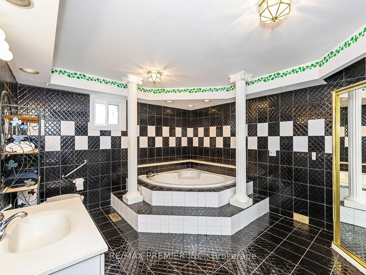 Photo 24 of 222 Barrhill Road, Vaughan, Maple — HOMEH