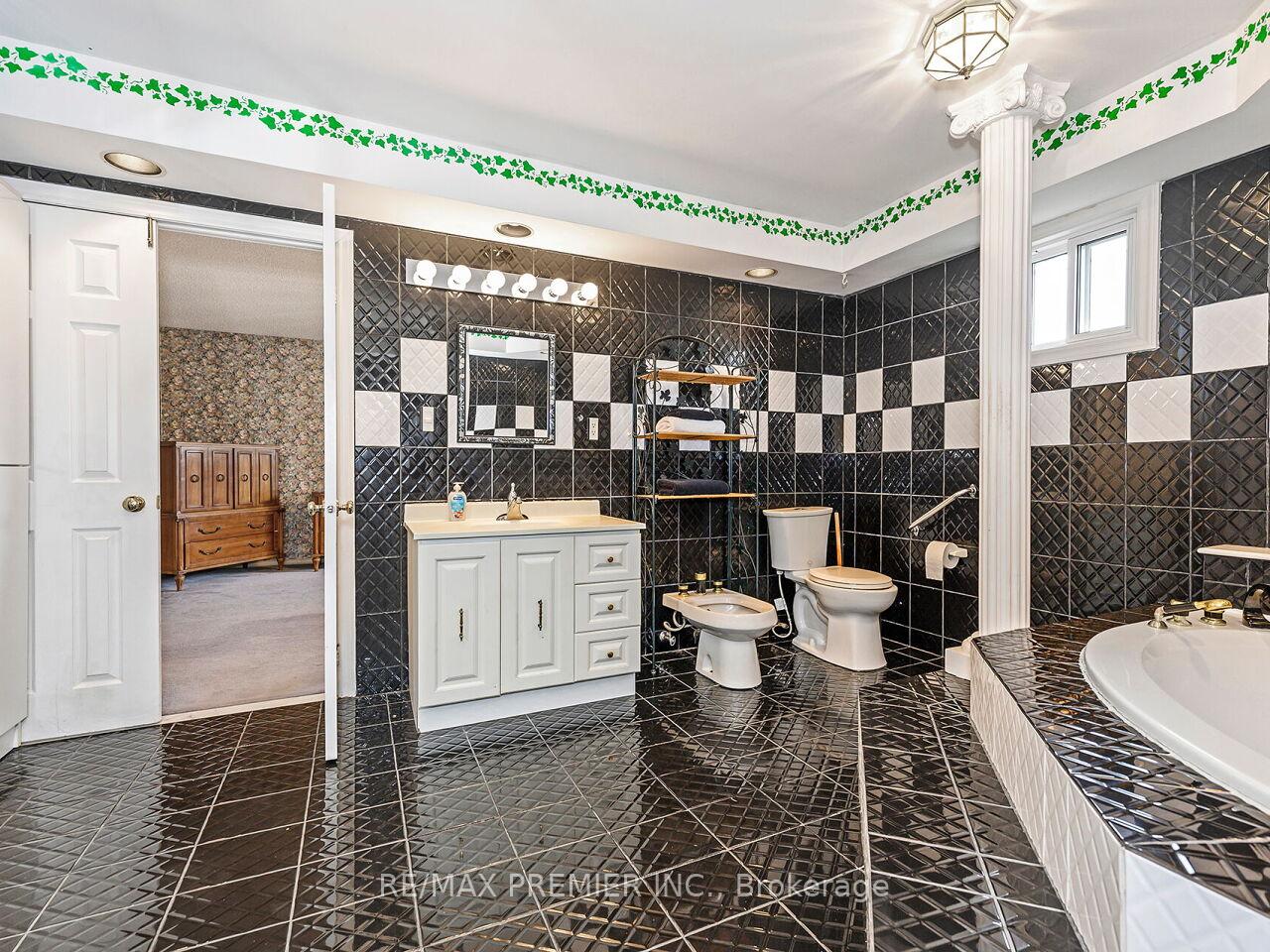 Photo 25 of 222 Barrhill Road, Vaughan, Maple — HOMEH