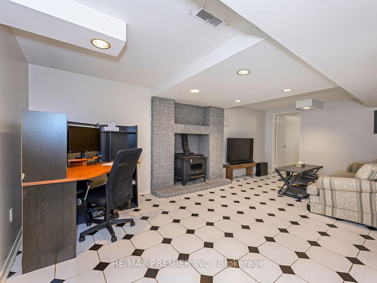 Photo 35 of 222 Barrhill Road, Vaughan, Maple — HOMEH